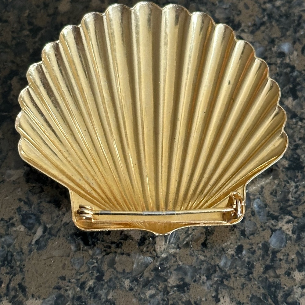 Gold Toned Shell Shaped Brooch - Picture 3 of 4